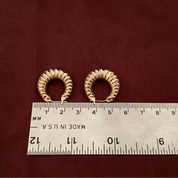 Gold Hoop Ribbed Design Earrings - Picture 5 of 7